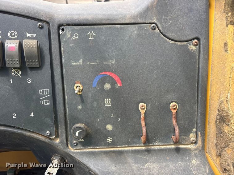 image for item ES8904 2011 Caterpillar TL642 telehandler