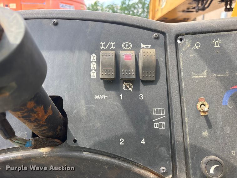 image for item ES8904 2011 Caterpillar TL642 telehandler