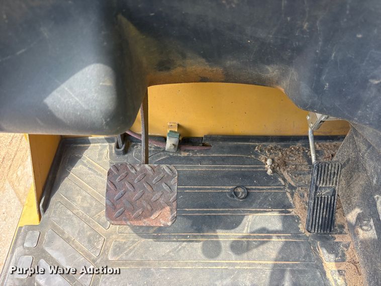 image for item ES8904 2011 Caterpillar TL642 telehandler