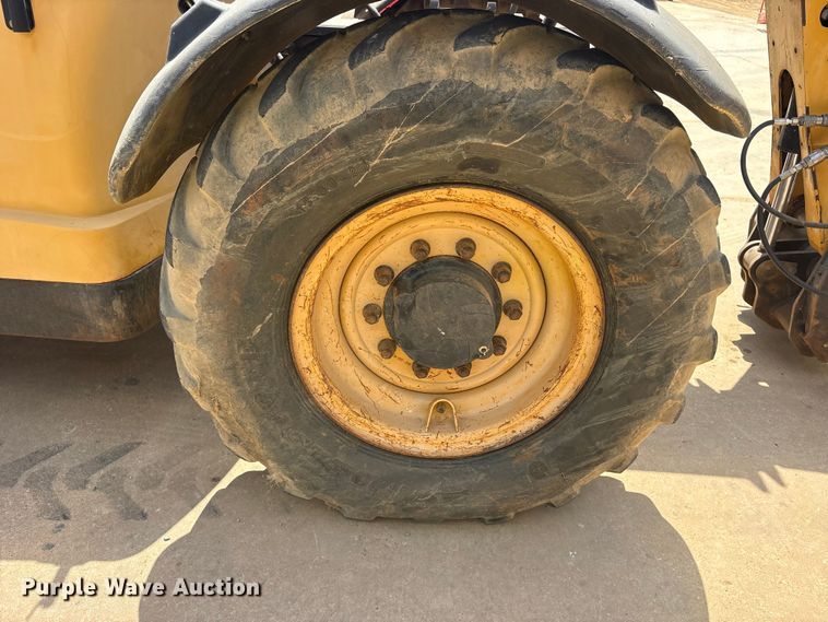 image for item ES8904 2011 Caterpillar TL642 telehandler