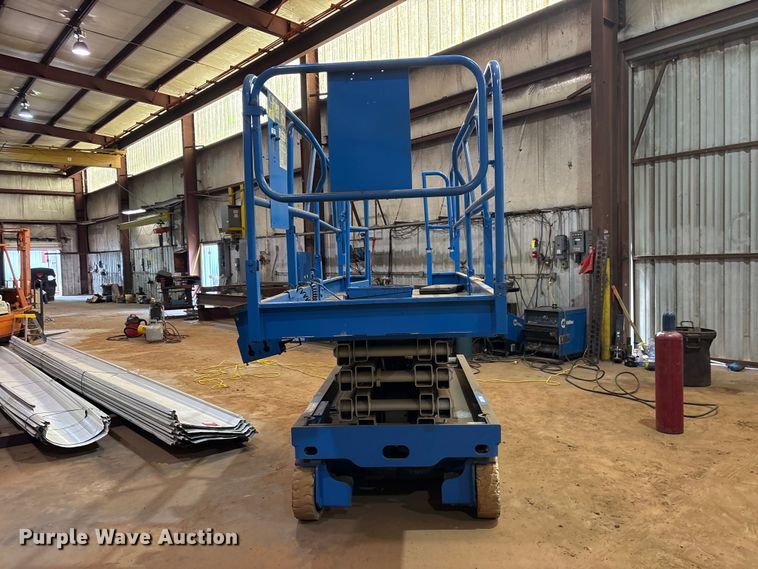 image for item ES8909 1999 Genie GS-2646 scissor lift