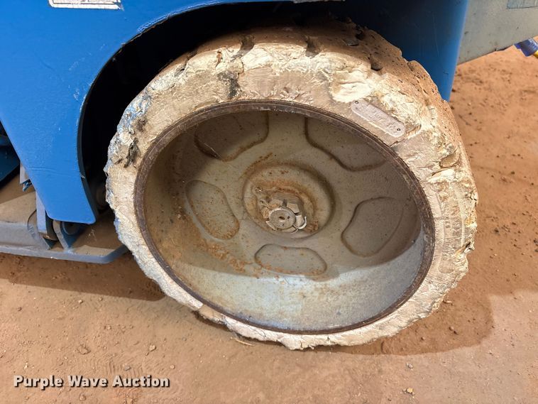 image for item ES8909 1999 Genie GS-2646 scissor lift