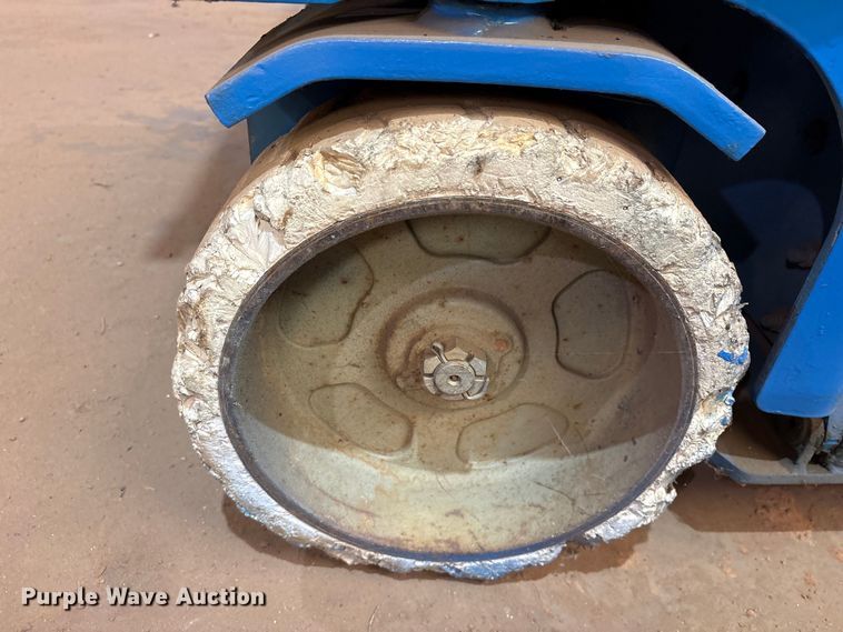 image for item ES8909 1999 Genie GS-2646 scissor lift