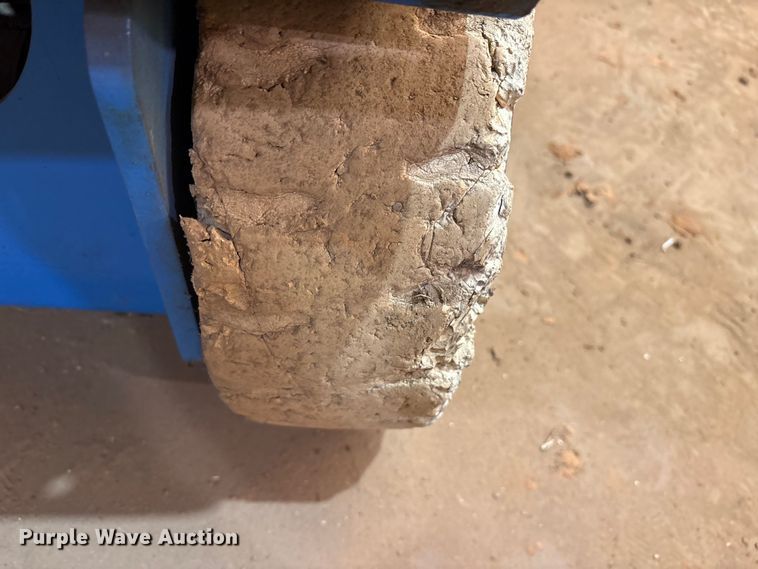 image for item ES8909 1999 Genie GS-2646 scissor lift