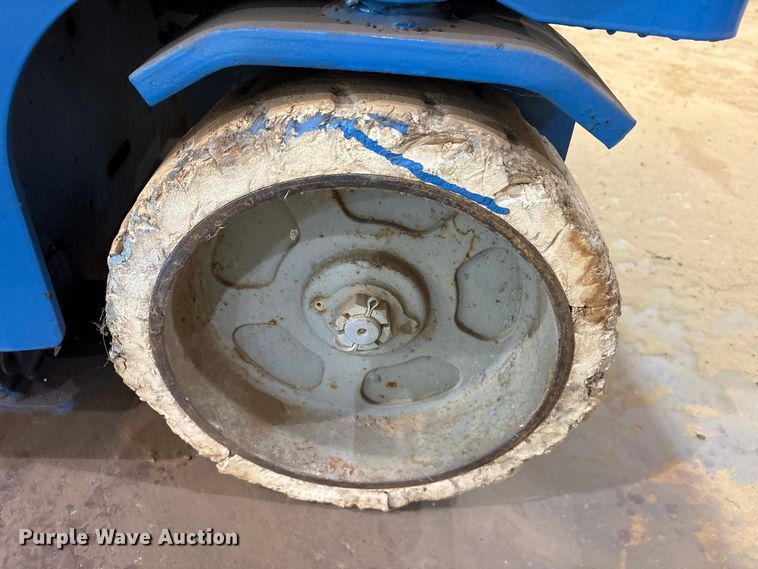 image for item ES8909 1999 Genie GS-2646 scissor lift