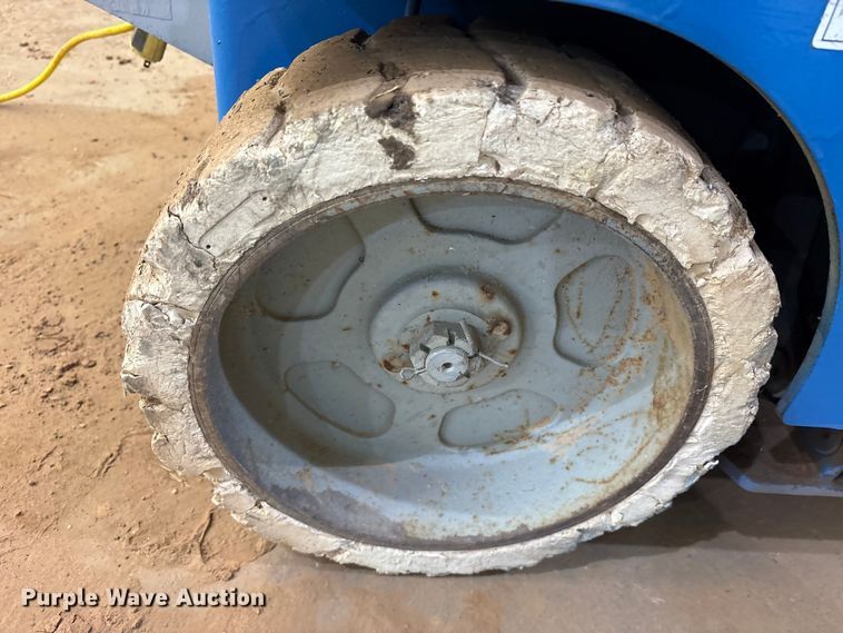 image for item ES8909 1999 Genie GS-2646 scissor lift