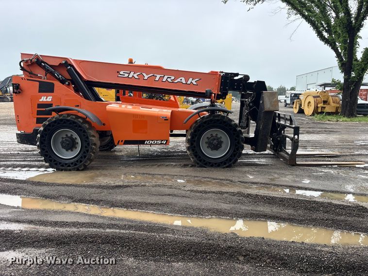image for item ES8922 2017 JLG Skytrak 10054 telehandler