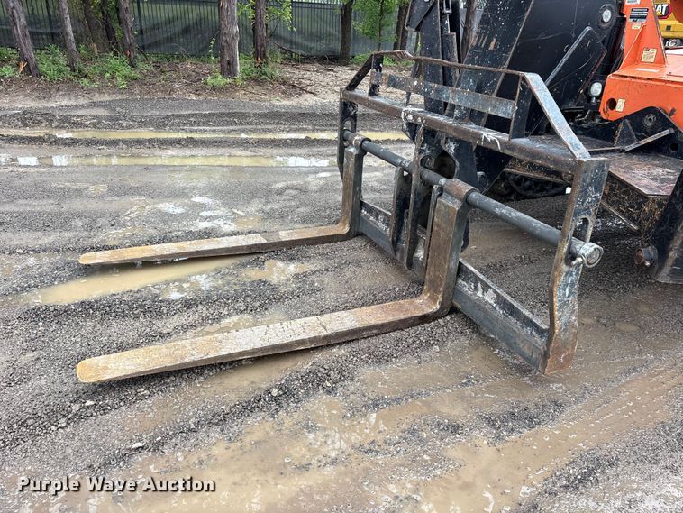 image for item ES8922 2017 JLG Skytrak 10054 telehandler