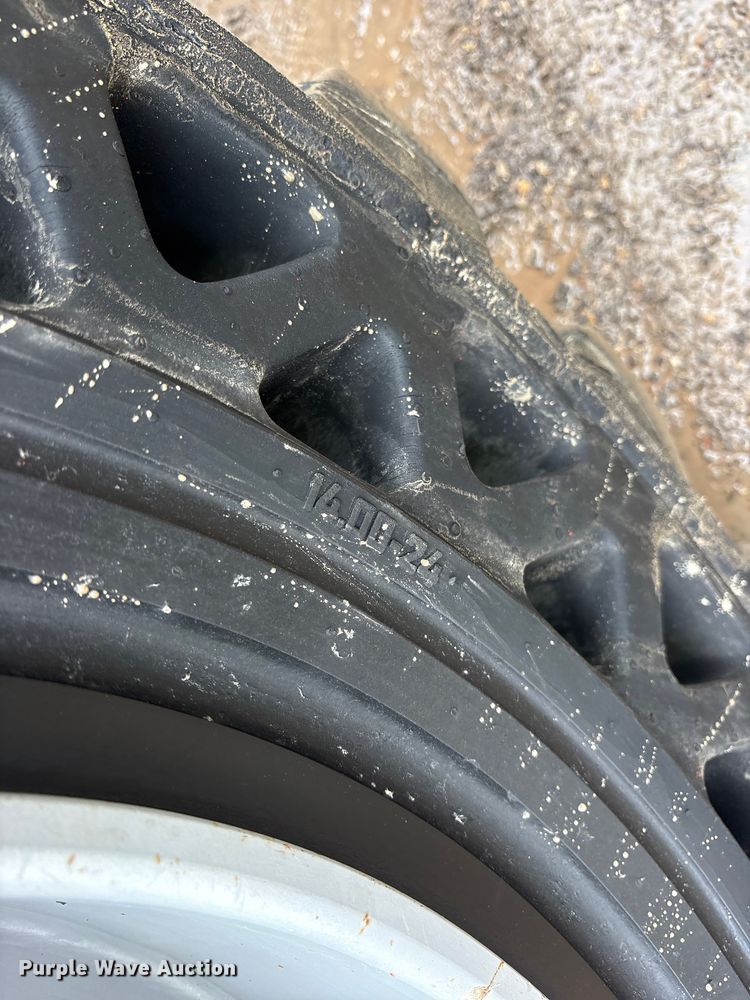 image for item ES8922 2017 JLG Skytrak 10054 telehandler