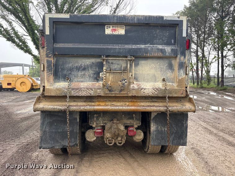 image for item ES8935 2020 Peterbilt 348 dump truck