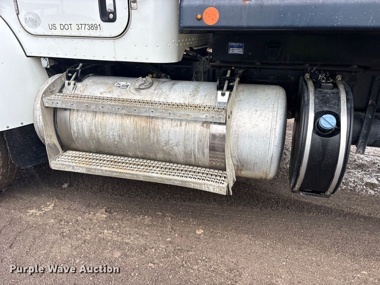 image for item ES8935 2020 Peterbilt 348 dump truck