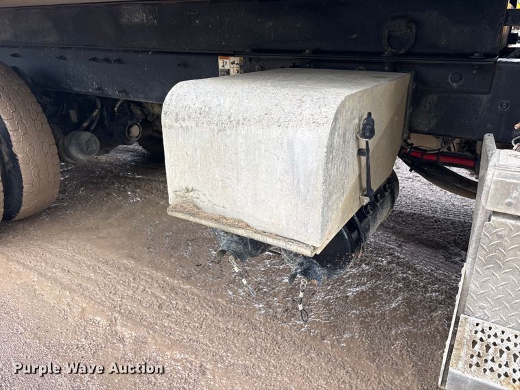 image for item ES8935 2020 Peterbilt 348 dump truck