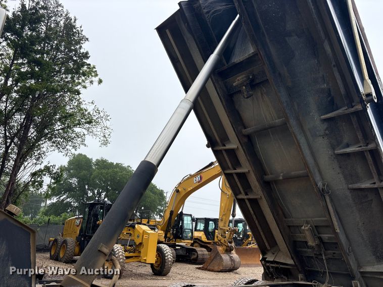 image for item ES8935 2020 Peterbilt 348 dump truck