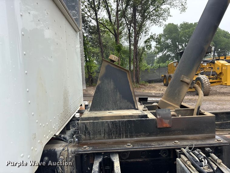 image for item ES8935 2020 Peterbilt 348 dump truck
