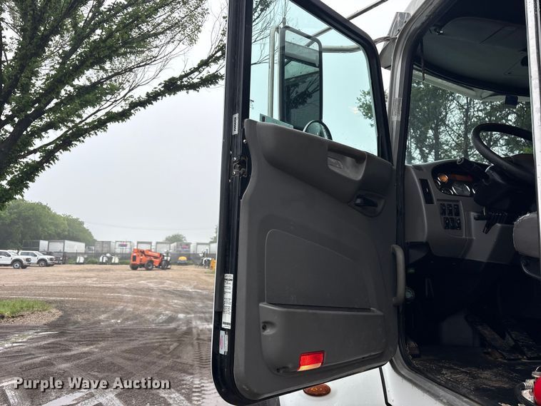 image for item ES8935 2020 Peterbilt 348 dump truck
