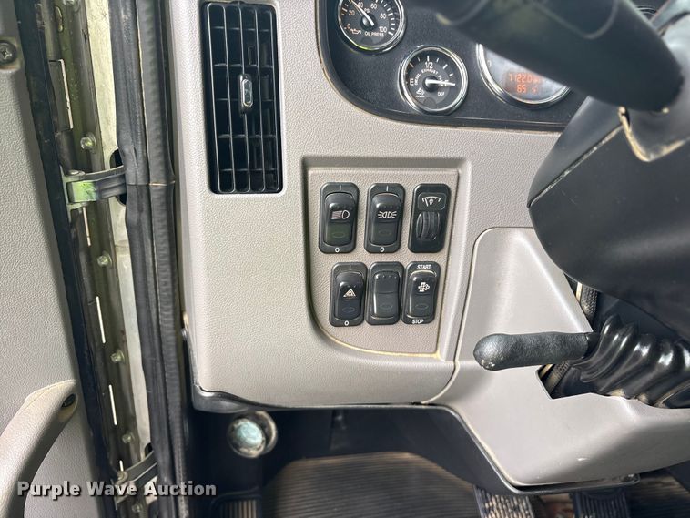 image for item ES8935 2020 Peterbilt 348 dump truck