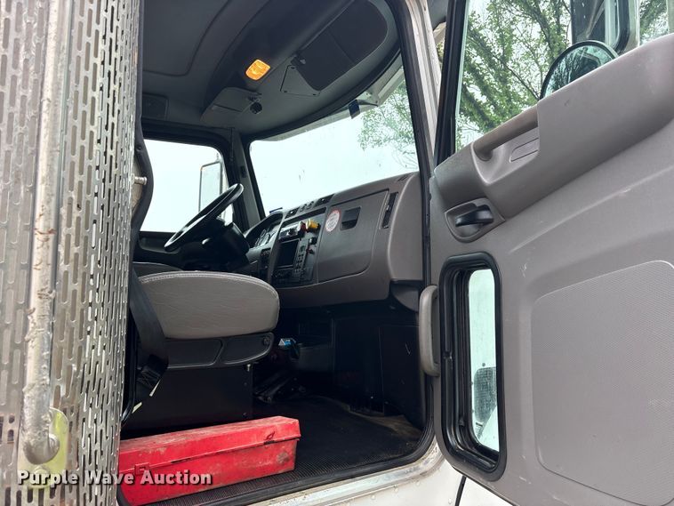image for item ES8935 2020 Peterbilt 348 dump truck