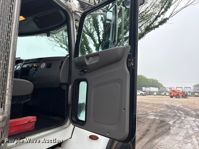 image for item ES8935 2020 Peterbilt 348 dump truck