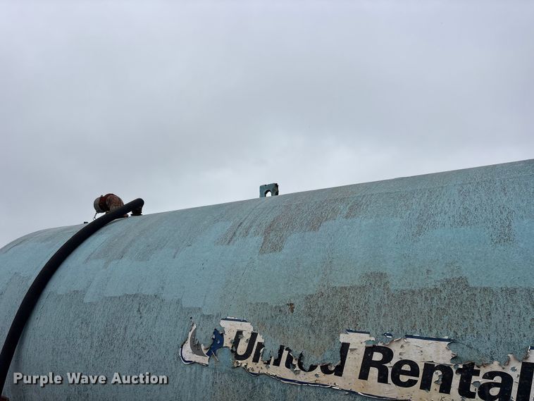 image for item ES8938 10,000 gallon fiberglass tank