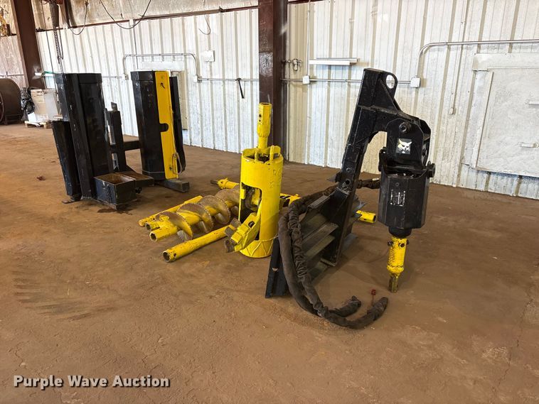 image for item ES8999 2005 Bobcat 300 skid steer auger