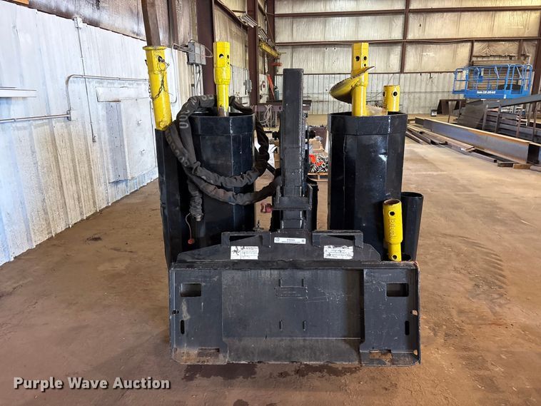 image for item ES8999 2005 Bobcat 300 skid steer auger
