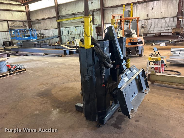 image for item ES8999 2005 Bobcat 300 skid steer auger