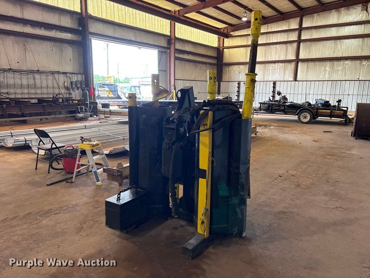 image for item ES8999 2005 Bobcat 300 skid steer auger