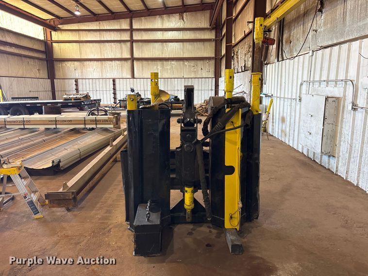 image for item ES8999 2005 Bobcat 300 skid steer auger