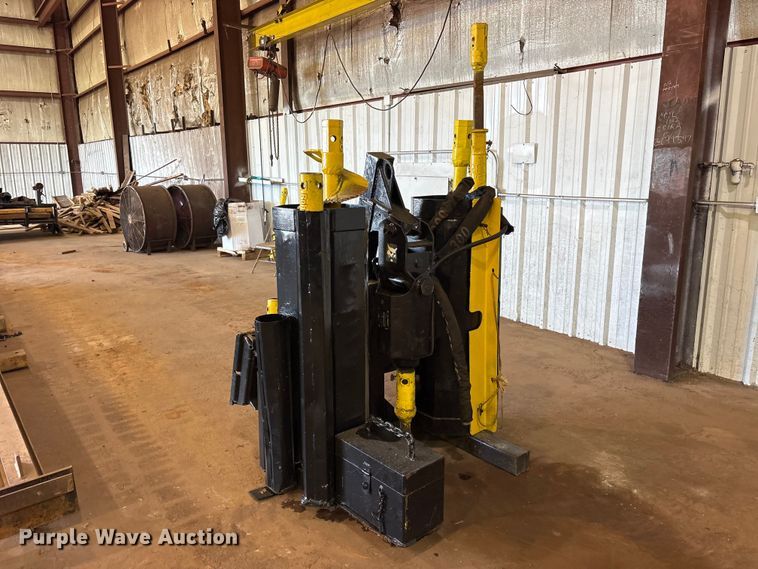 image for item ES8999 2005 Bobcat 300 skid steer auger