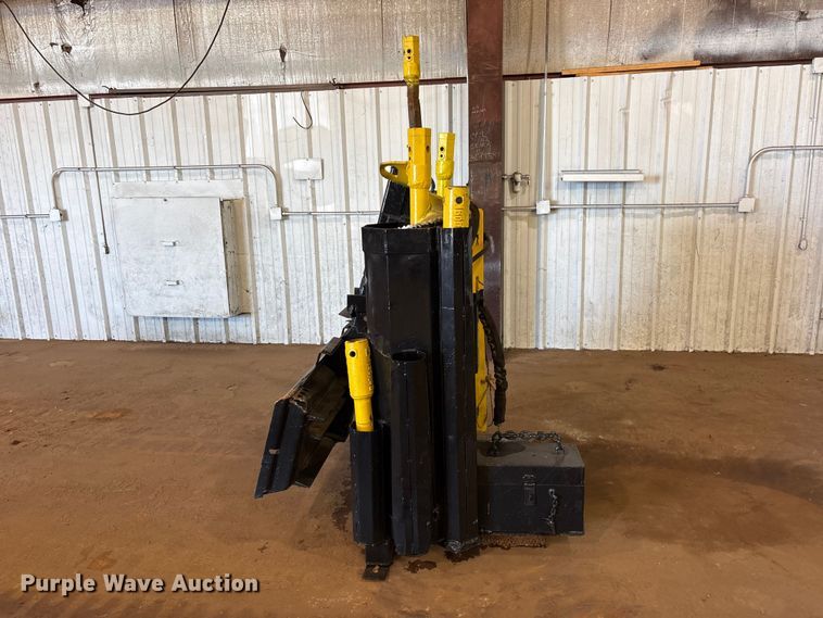 image for item ES8999 2005 Bobcat 300 skid steer auger