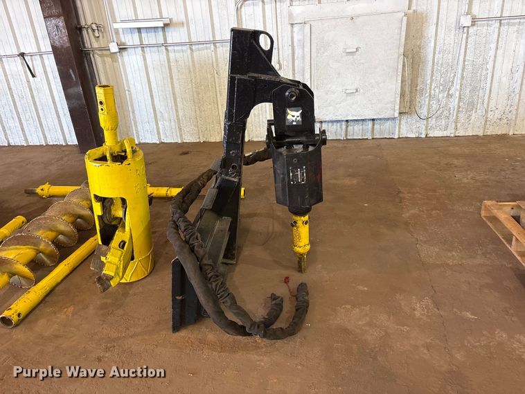 image for item ES8999 2005 Bobcat 300 skid steer auger