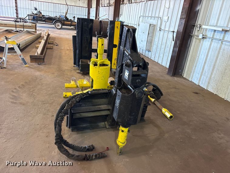 image for item ES8999 2005 Bobcat 300 skid steer auger