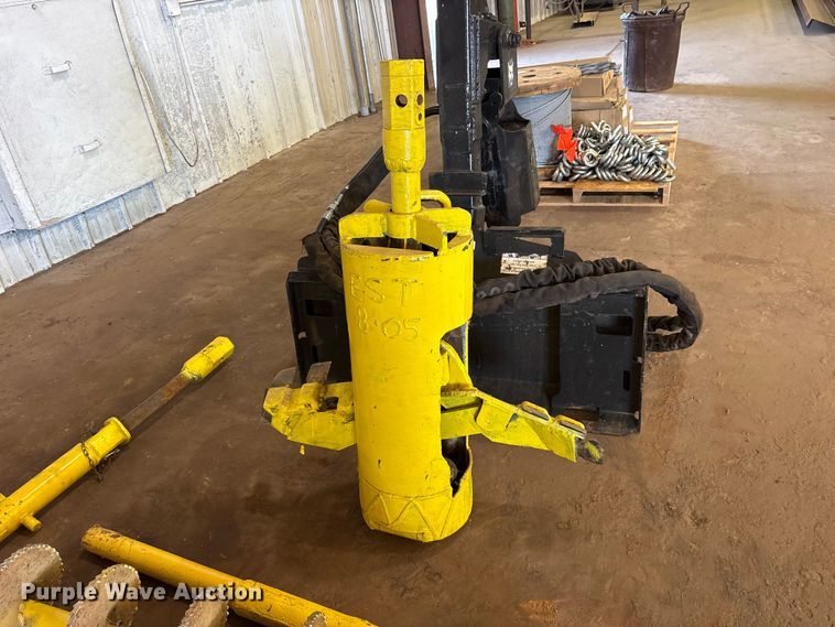 image for item ES8999 2005 Bobcat 300 skid steer auger