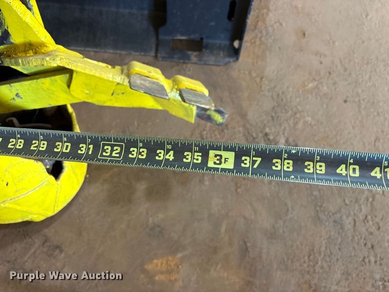 image for item ES8999 2005 Bobcat 300 skid steer auger