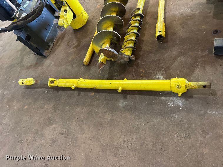 image for item ES8999 2005 Bobcat 300 skid steer auger