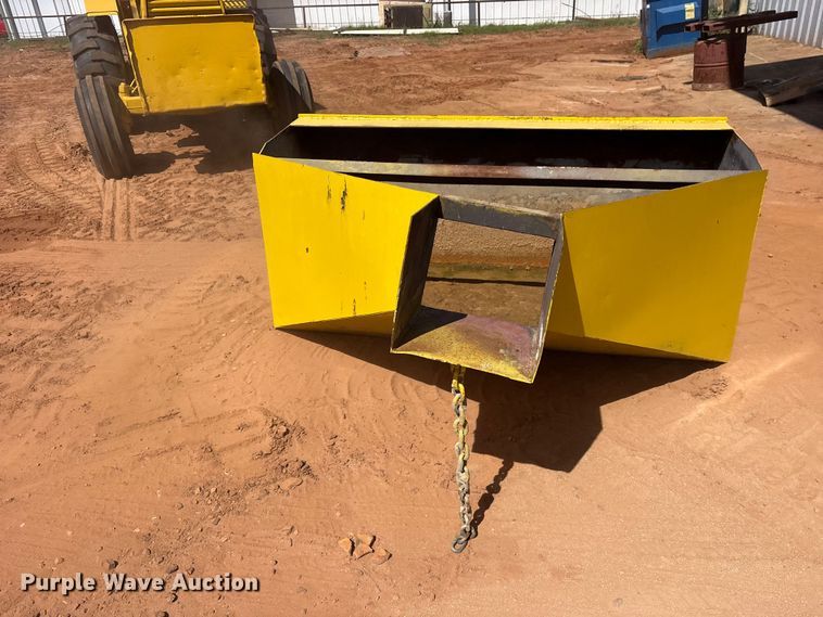 image for item ES8999 2005 Bobcat 300 skid steer auger
