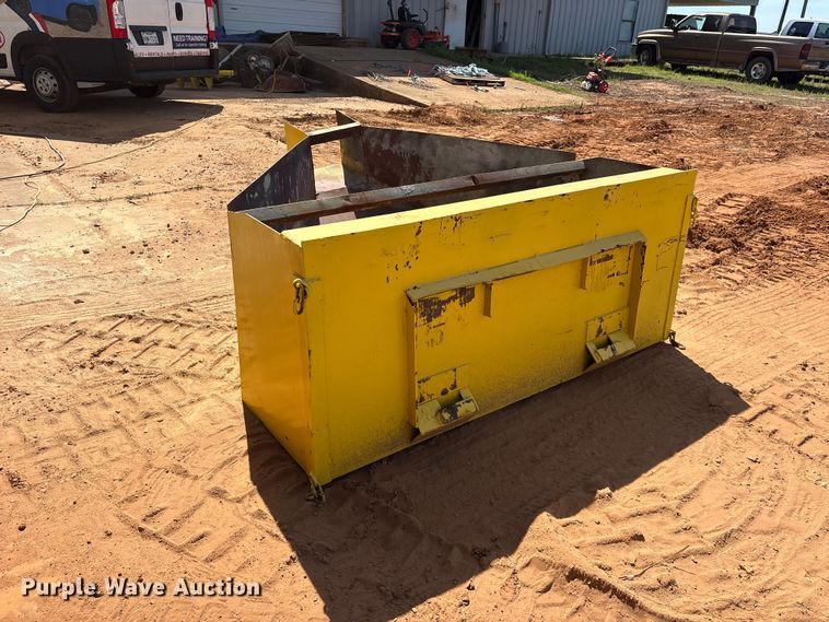 image for item ES8999 2005 Bobcat 300 skid steer auger