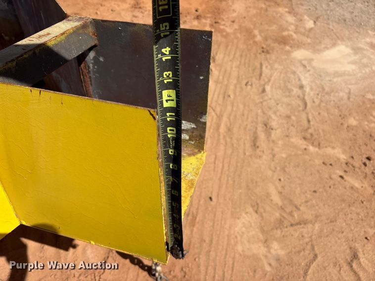 image for item ES8999 2005 Bobcat 300 skid steer auger