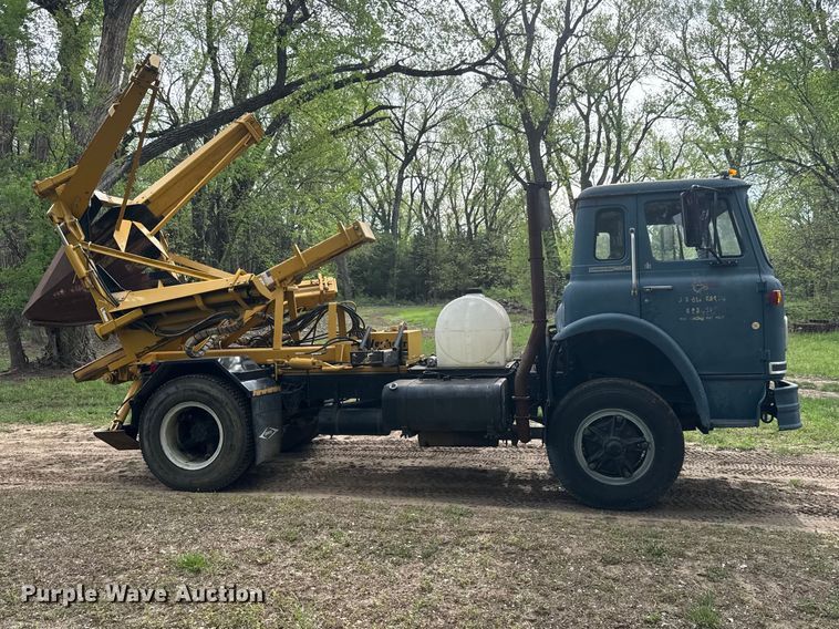 image for item ET1932 1980 International Cargostar 1850 B truck cab and chassis with tree spade