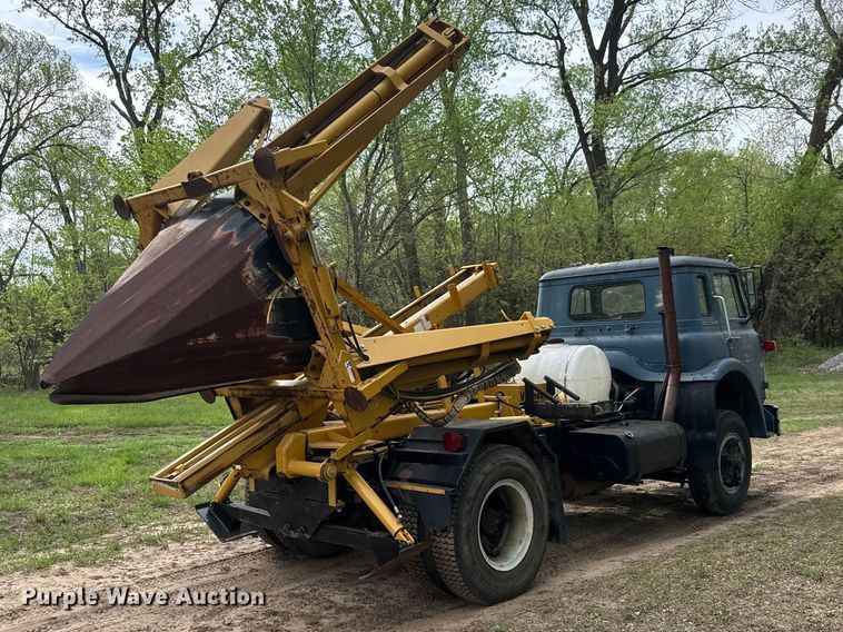 image for item ET1932 1980 International Cargostar 1850 B truck cab and chassis with tree spade