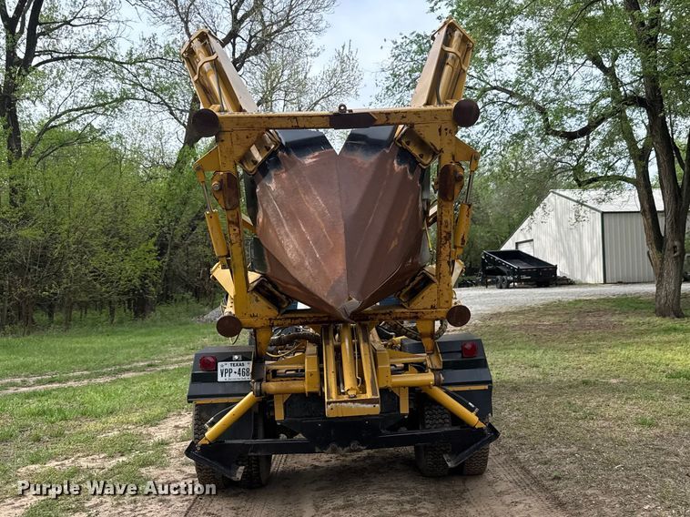 image for item ET1932 1980 International Cargostar 1850 B truck cab and chassis with tree spade