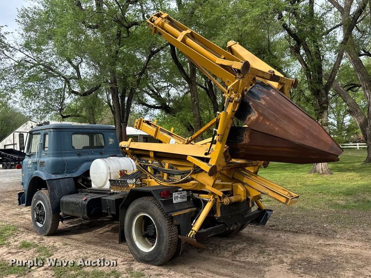 image for item ET1932 1980 International Cargostar 1850 B truck cab and chassis with tree spade