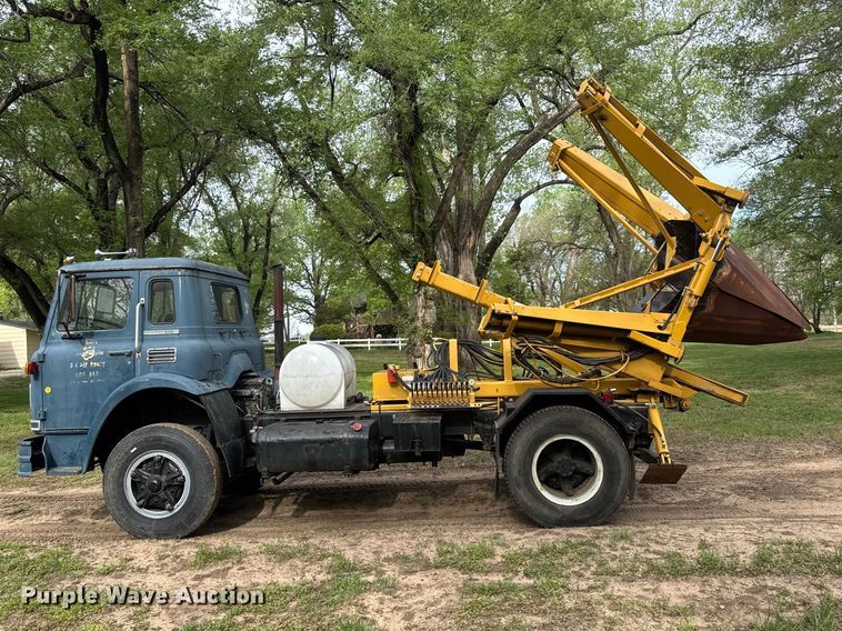 image for item ET1932 1980 International Cargostar 1850 B truck cab and chassis with tree spade
