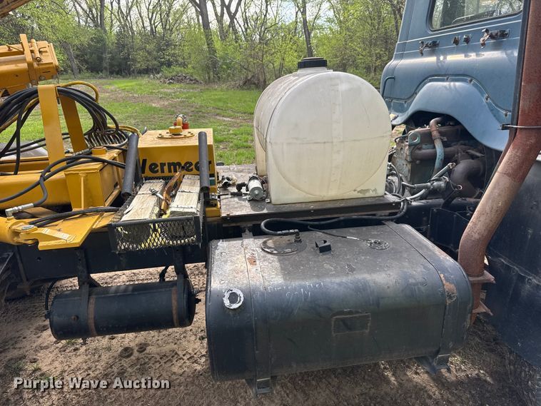 image for item ET1932 1980 International Cargostar 1850 B truck cab and chassis with tree spade
