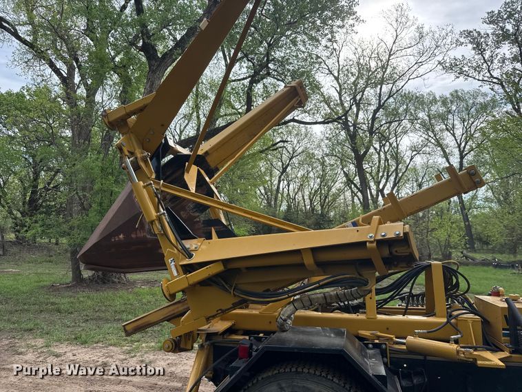image for item ET1932 1980 International Cargostar 1850 B truck cab and chassis with tree spade
