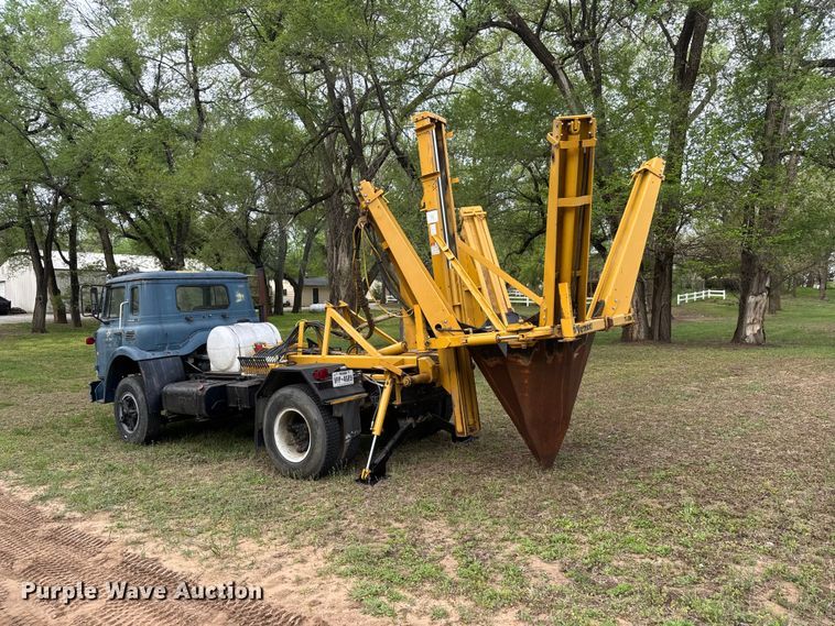 image for item ET1932 1980 International Cargostar 1850 B truck cab and chassis with tree spade