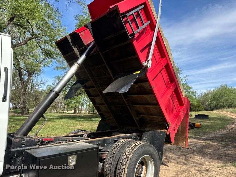 image for item ET1937 2006 Chevrolet C7500 dump truck