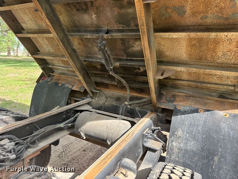 image for item ET1937 2006 Chevrolet C7500 dump truck