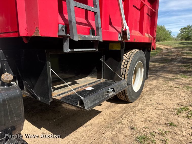 image for item ET1937 2006 Chevrolet C7500 dump truck