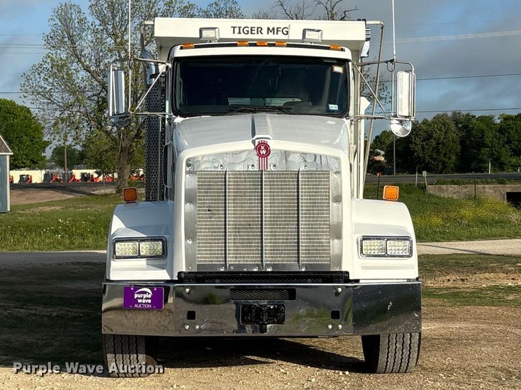 image for item EU0476 2012 Kenworth T800 dump truck